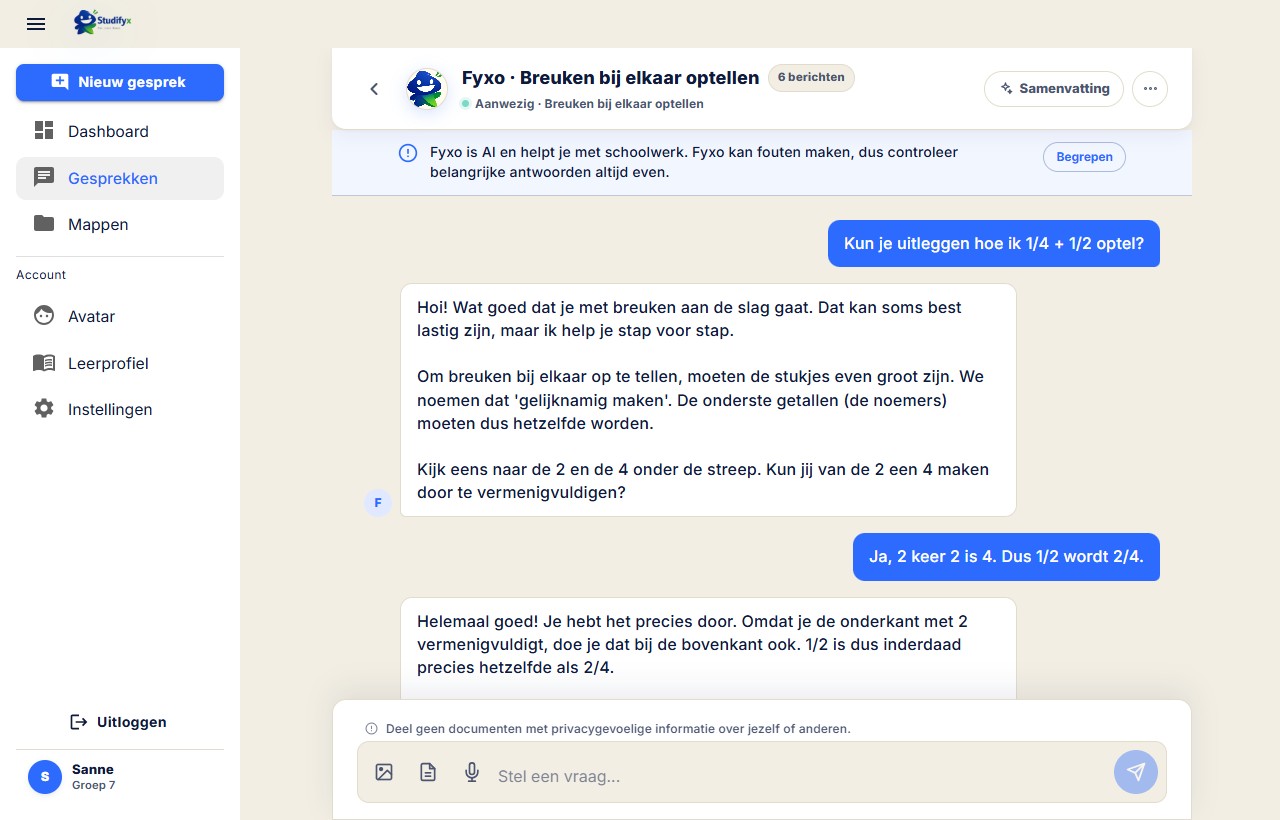 Voorbeeld van een chatscherm van Fyxo: een kind stelt een wiskundevraag, Fyxo reageert met een hint en een tegenvraag in plaats van direct het antwoord te geven