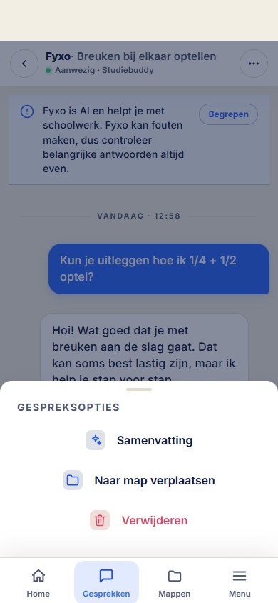 Voorbeeld van een mobiel chatscherm met het Gespreksopties-menu: Samenvatting, Naar map verplaatsen en Verwijderen
